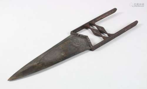 AN EARLY INDIAN WATERED STEEL KATAR DAGGER, blade 21cm long, overall 37.5cm.