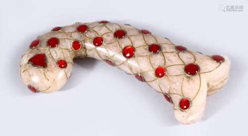 A GOOD EARLY 20TH CENTURY INDIAN MUGHAL CARVED JADE DAGGER KHANJAR HANDLE,the carved handle with