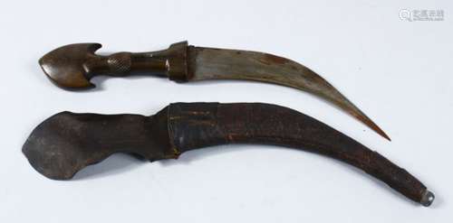 A 19TH CENTURY ISLAMIC RHINO HORN HANDLE DAGGER, 36CM.