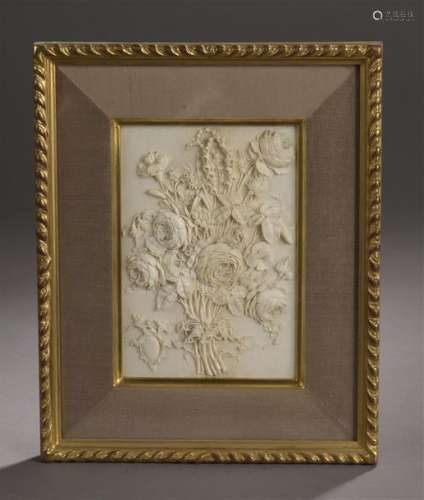 Haut relief en ivoire sculpté d'un bouquet de fleu…