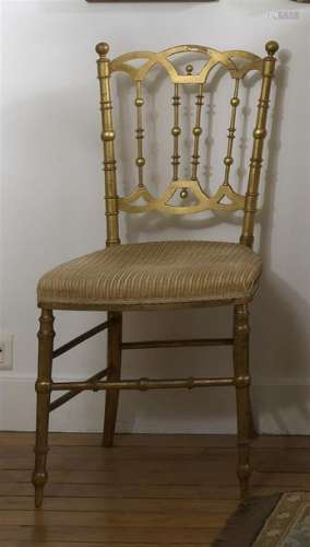 Paire de chaises légères en bois doré à dossier f…