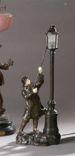 Lampe en bronze patiné et ivoire en forme d’allume…