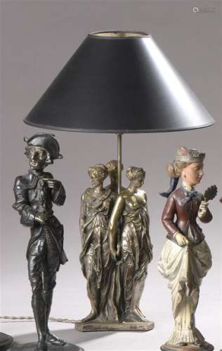 Lampe en bronze argenté ornée de trois vestales. F…
