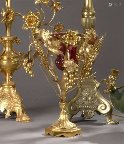 Vase en opaline rouge sur un support en bronze dor…