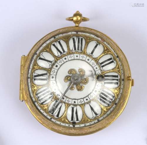 Montre oignon en laiton doré décoré d'agrafes de f…