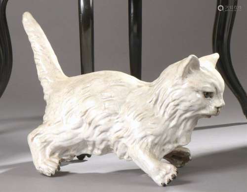 Statuette de chat en céramique jouant avec une cha…