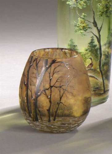 Petit vase en verre gravé émaillé d'un paysage hiv…