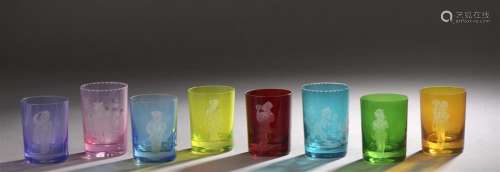 Huit verres gobelets en cristal coloré gravé de ch…