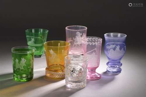 Neuf verres divers en cristal de couleur gravés de…