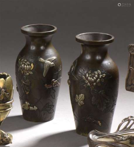Paire de vases en bronze à décor en relief de fleu…