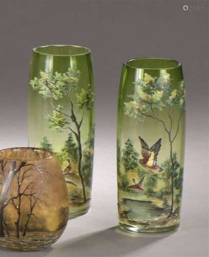 Paire de vases à décor émaillé en relief d'oiseaux…