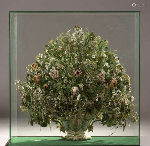 Grand bouquet de mariée en coquillage dans un vase…