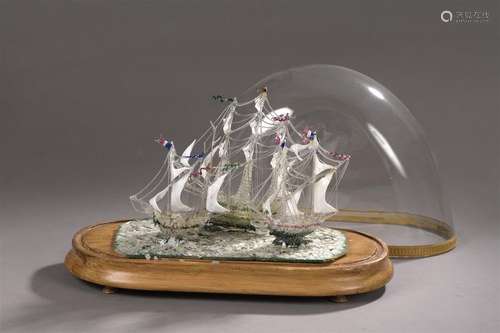 Maquette en verre filé représentant trois caravell…