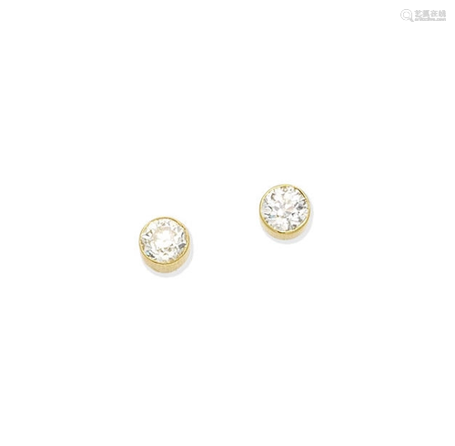 A pair of diamond earstuds