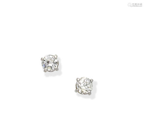 A pair of diamond earstuds