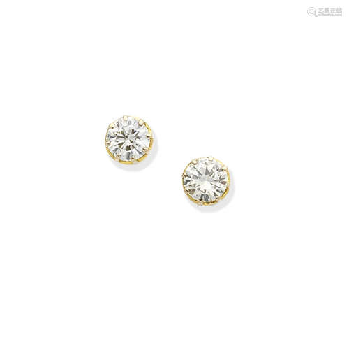 A pair of diamond earstuds