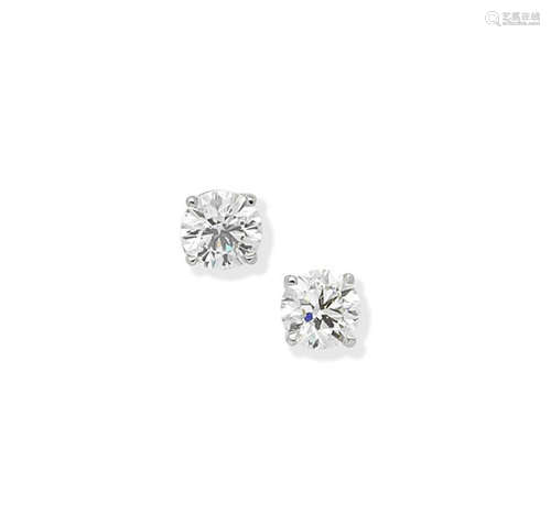 A pair of diamond earstuds