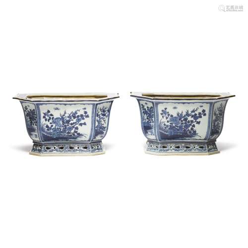 A PAIR OF CHINESE BLUE AND WHITE JARDINIERES, LATE 19TH/EARLY 20TH CENTURY
