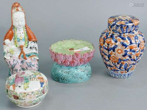 Group of four Chinese porcelain pieces, round porcelain