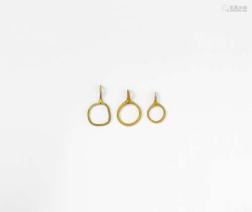 Roman Gold Loop Pendant Group