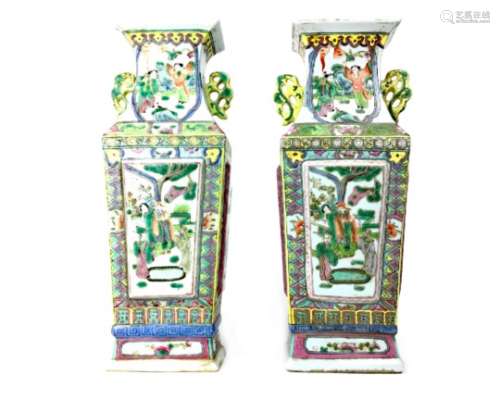 A PAIR OF EARLY 20TH CENTURY CHINESE FAMILLE ROSE VASES