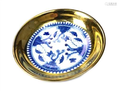 AN EARLY 20TH CENTURY CHINESE BLUE AND WHITE PLATE
