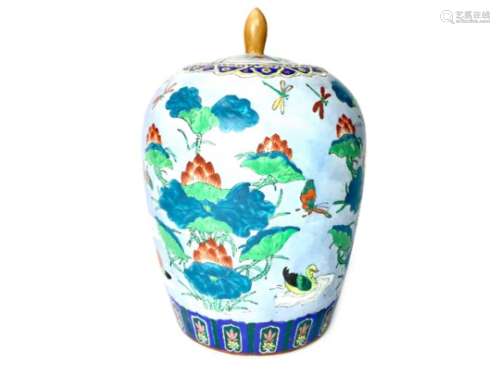 A 20TH CENTURY CHINESE LIDDED VASE