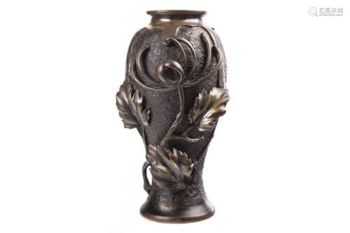 AN EARLY 20TH CENTURY JAPANESE BRONZE VASE,