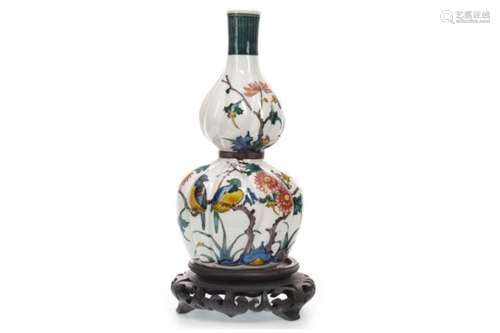 A 20TH CENTURY CHINESE VASE