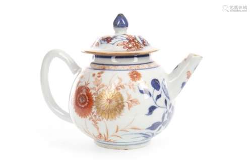 A 19TH CENTURY CHINESE PORCELAIN TEA POT