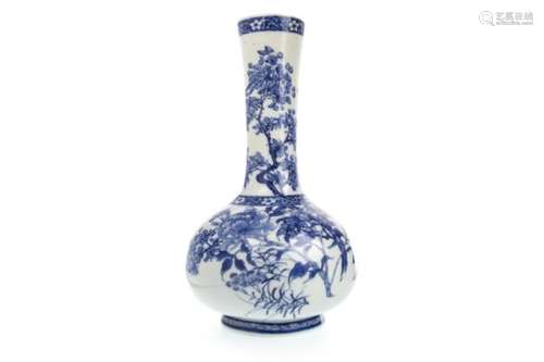 AN EARLY 20TH CENTURY CHINESE BLUE AND WHITE VASE