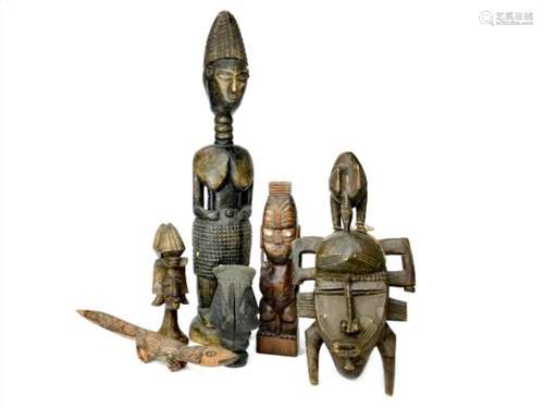 A LOT OF AFRICAN WOODEN ITEMS