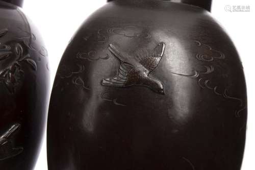 A PAIR OF EARLY 20TH CENTURY CHINESE VASES