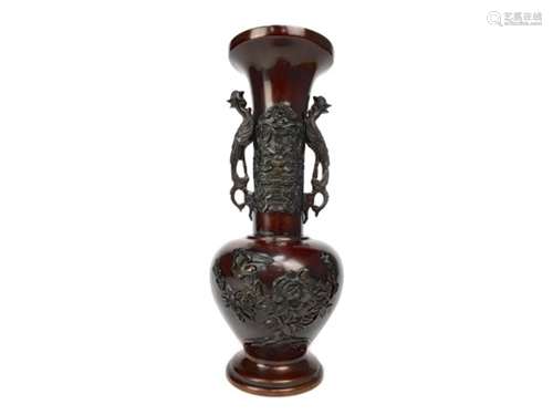 AN EARLY 20TH CENTURY JAPANESE BRONZE VASE