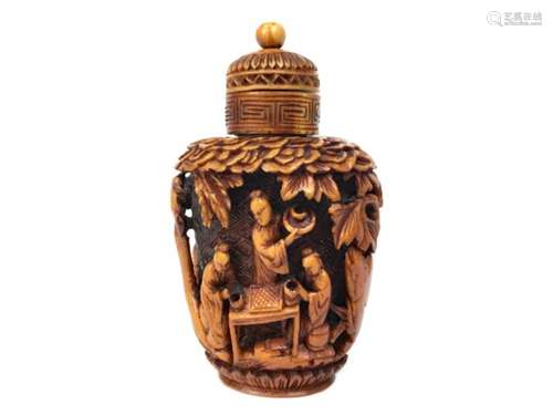 AN EARLY 20TH CENTURY CHINESE CARVED SNUFF BOTTLE