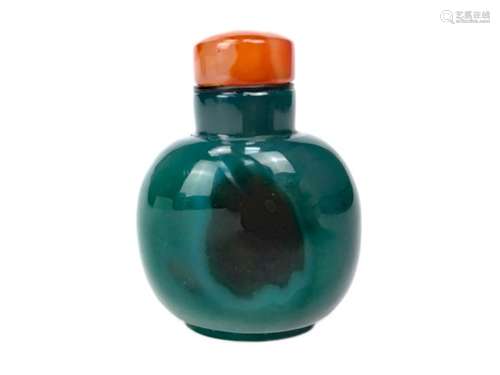 A 19TH CENTURY CHINESE GREEN AGATE SNUFF BOTTLE