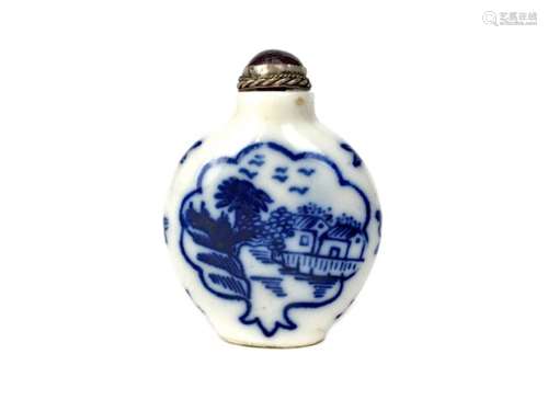 A 20TH CENTURY CHINESE BLUE AND WHITE SNUFF BOTTLE