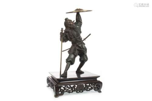 A CHINESE BRONZED METAL WARRIOR FIGURE