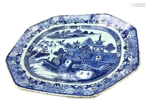 A 19TH CENTURY CHINESE BLUE AND WHITE ASHET