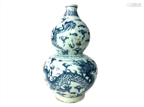 A 20TH CENTURY CHINESE BLUE AND WHITE VASE