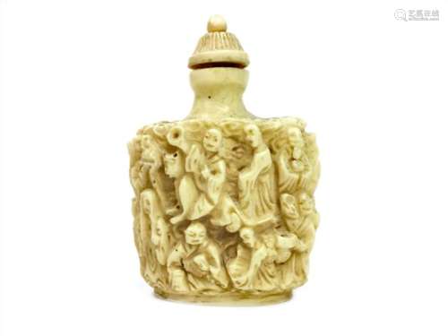 AN EARLY 20TH CENTURY CHINESE IVORY SNUFF BOTTLE