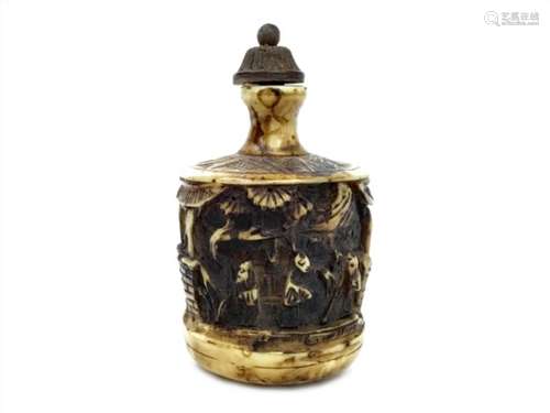 AN EARLY 20TH CENTURY CHINESE IVORY SNUFF BOTTLE