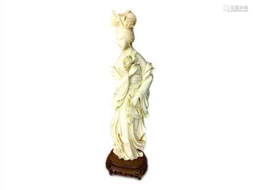 AN EARLY 20TH CENTURY CHINESE IVORY CARVING OF A FEMALE