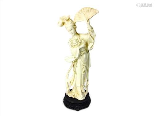 AN EARLY 20TH CENTURY CHINESE IVORY CARVING OF A FEMALE