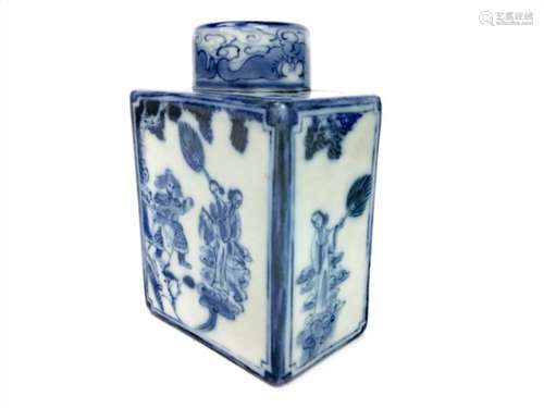 AN EARLY 20TH CENTURY CHINESE BLUE AND WHITE TEA CADDY