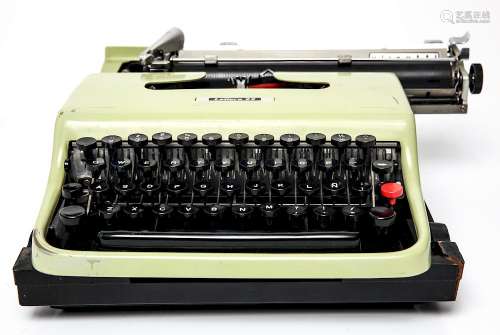 Olivetti Lettera 22 Vintage Typewriter