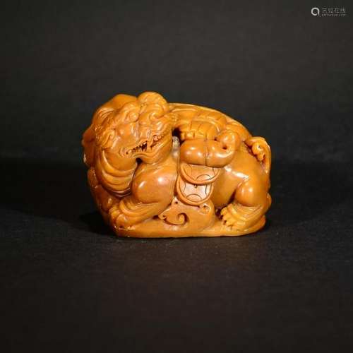 A CARVED PIXIU SHAPE SOAPSTONE PENDANT