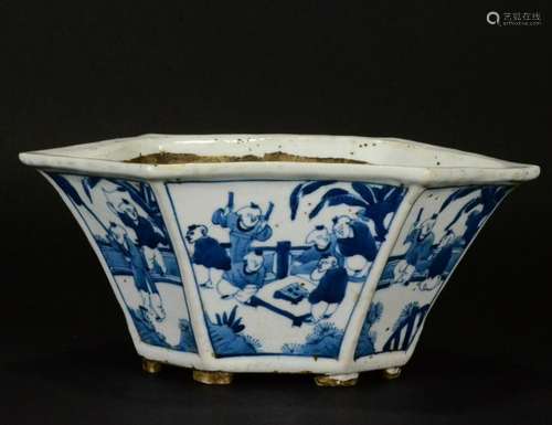 18th Century BLUE AND WHITE FLORAL DISH