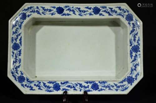 Jiaqing blue & white rectangle waterpot