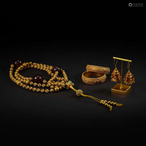 A SET OF ANCIENT CHINESE COURT GOLD JEWELRY